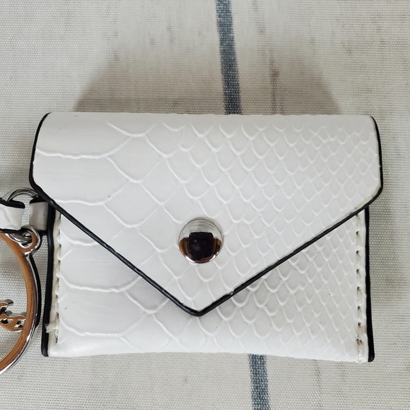 Guess White Micro Mini Change Purse Faux Reptile  Round Silver Metal Logo - Picture 4 of 10